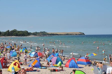 Badesaison für die ganze Familie am Strand