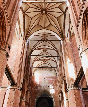 Blick auf das Kreuzgewölbe der St. Georgen-Kirche in Wismar