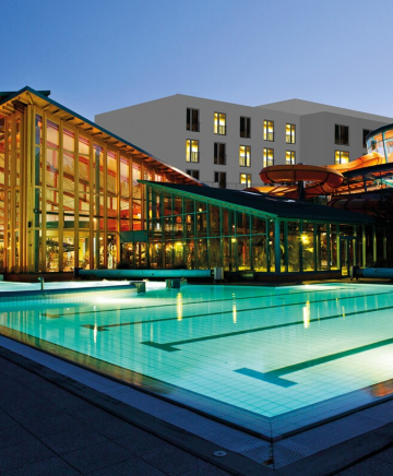 Wonnemar Resort in Wismar - eine Aussenansicht mit Outdoorschwimmbecken