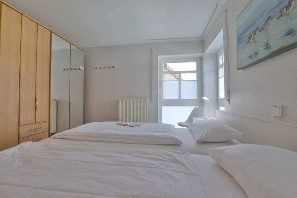 Haus am Meer, Whg.06 - Blick in das Schlafzimmer mit einem schönen Doppelbett