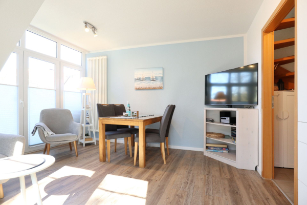 Strandvilla App.3 - Blick auf den offenen Wohn-/ Essbereich mit TV