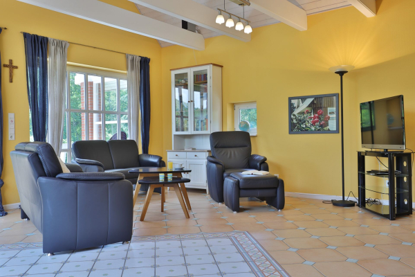 Landhaus Uhlenbusch - Blick auf den offenen Wohnbereich mit TV
