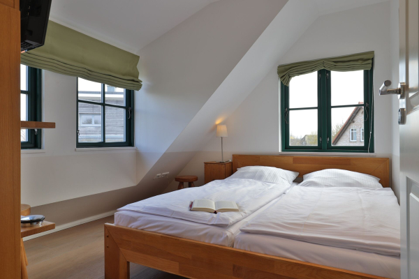 Traveblick - Blick in das Schlafzimmer mit einem Doppelbett