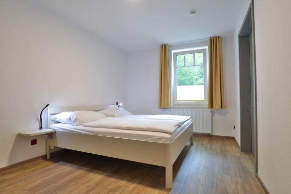 Waldfrieden Whg. 5 - Blick in das Schlafzimmer mit einem Doppelbett