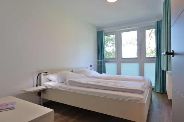 Waldfrieden Whg.7 - Blick in das Schlafzimmer mit einem großen Doppelbett