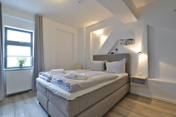 Ohlerich Speicher App.45 - kleiner Schlafbereich mit Doppelbett und TV