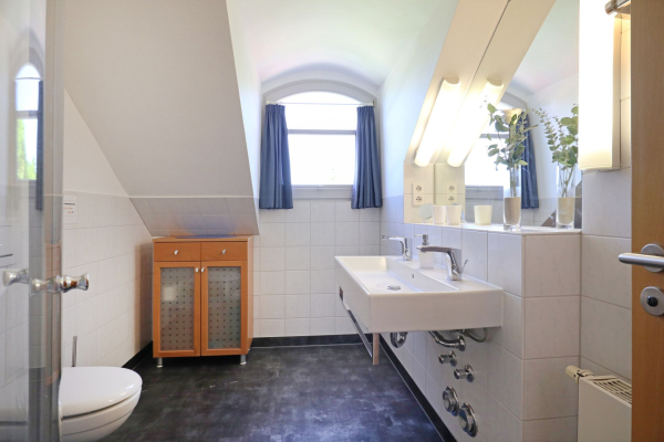 Villa Seegarten Whg. Seg11 - Blick in das Tageslichbad mit Dusche