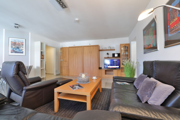Haus am Meer, Whg.06 - Blick auf den Wohnbereich mit TV und die Schrankbetten