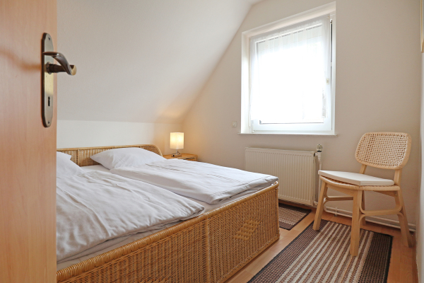 Drews - Blick in das Schlafzimmer mit Doppelbatt und Kleiderschrank