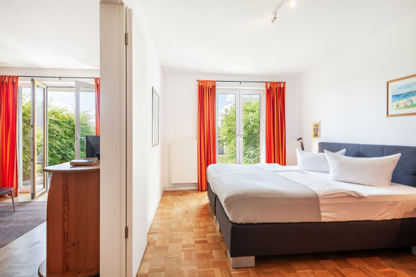 Seeschwalbe Whg.03 - Blick in das Schlafzimmer mit Boxspringbett