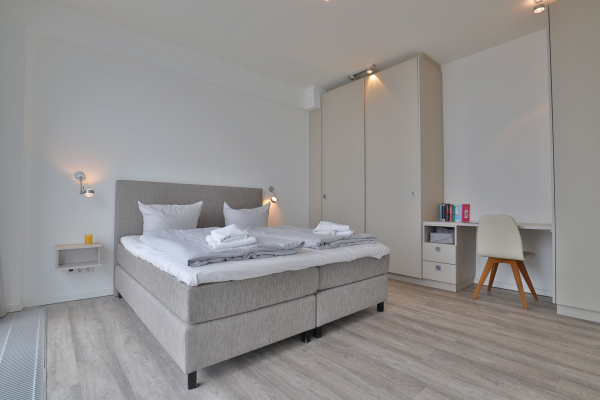 Ohlerich Speicher App.45 - Schlafbereich mit Doppelbett und Arbeitsplatz