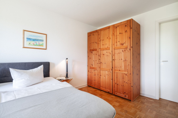 Seeschwalbe Whg.03 - Blick in das Schlafzimmer mit Boxspringbett