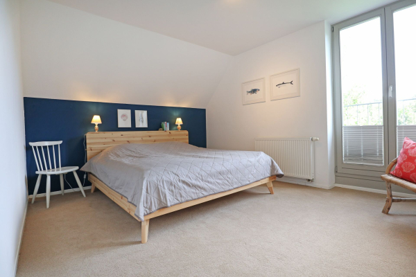 Schwanhaus - Blick in das Schlafzimmer mit einem Doppelbett