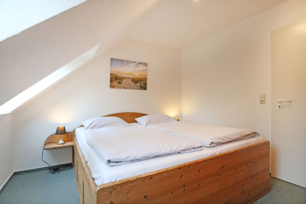 Mariannenweg Whg.13 - Blick in das Schlafzimmer mit einem Doppelbett