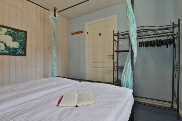 Landhaus Uhlenbusch - Blick in das Schlafzimmer mit Doppelbett (140x200) im EG