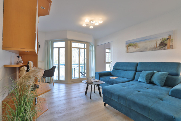 Haus am Meer, Whg.2 - Blick auf den gemütlichen Wohnbereich mit Balkonzugang
