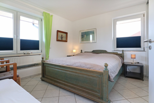 Goosbrink Whg. 30 - Blick in das Schlafzimmer mit einem Doppelbett