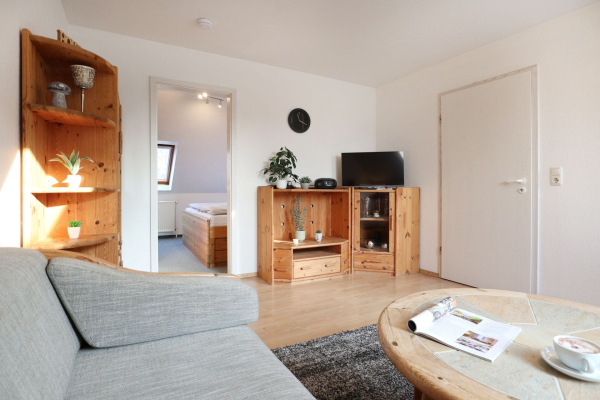 Mariannenweg Whg.13 - Blick vom Sofa auf den TV und ins Schlafzimmer