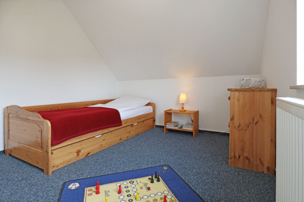 Löönboom - Blick in das Kinder-/ Gästezimmer mit einem Ausziehbett