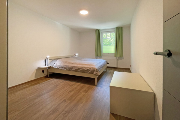 Waldfrieden Whg. 8 - Blick in das Schlafzimmer mit einem großen Doppelbett