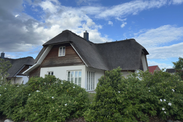 Möwennest - Blick auf das wunderschöne Ferienhaus unter Reet