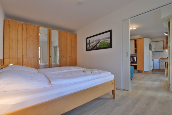 Haus am Meer, Whg.2 - Blick in das Schlafzimmer mit einem Doppelbett