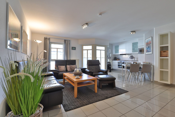 Haus am Meer, Whg.06 - Blick in den offenen Wohn-/ Essbereich mit Balkonzugang
