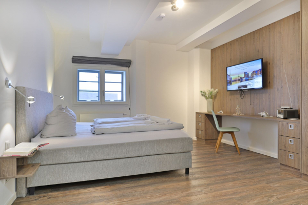 Ohlerich Speicher App. 04 - Blick in das Schlafzimmer mit einem Boxspringbett