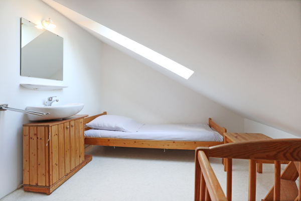 Urlauberdorf 32a - Blick in das kleine Schlafzimmer im OG