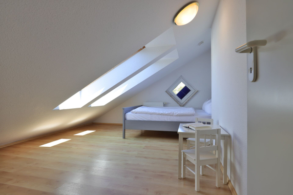 Godewind Whg.22 - Blick in das Schlafzimmer mit einem Doppelbett (Dachschräge)