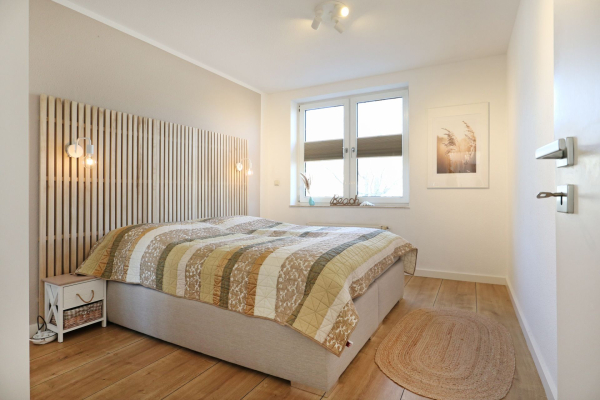 Sünnslag Whg. Sü4/108 - Blick in das Schlafzimmer mit großem Kleiderschrank