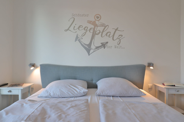 Hafenspitze App. 09 - Blick in das Schlafzimmer mit Logiazugang