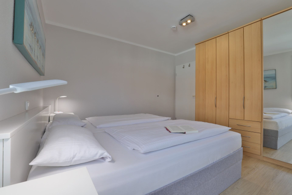 Haus am Meer, Whg.06 - Blick in das Schlafzimmer mit einem großen Kleiderschrank