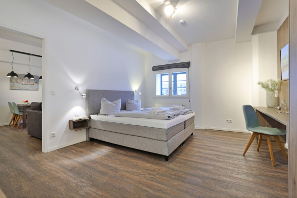 Ohlerich Speicher App. 04 - Blick in das Schlafzimmer mit einem Boxspringbett