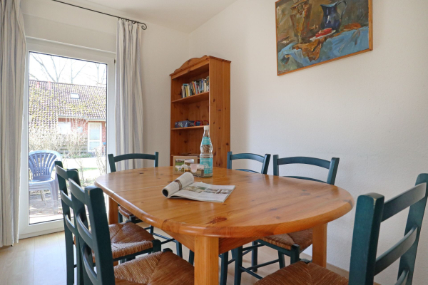 Urlauberdorf 32a - Blick auf den offenen Essbereich mit Terrassenzugang