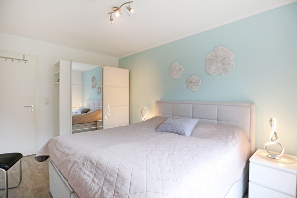 Seeschwalbe Whg. 2 - Blick in das Schlafzimmer mit Boxspringbett