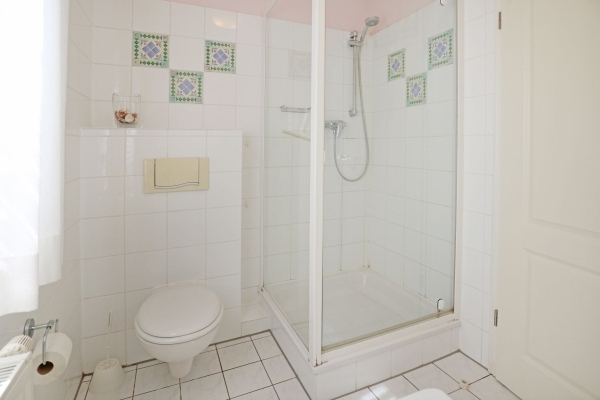 Barendorf Whg. Fritscher - Blick in das Tageslichtbad mit Dusche