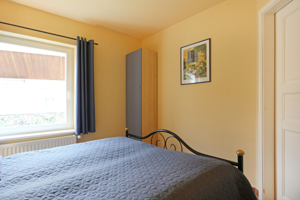 Mariannenweg 35, Haus Svea - Blick in ein Schlafzimmer mit einem Doppelbett