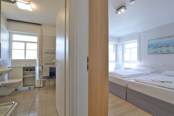 Haus am Meer, Whg.06 - Blick vom Flur in das Schlafzimmer und das Bad