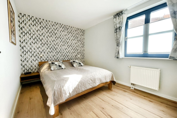 Papillon 7/1 - Blick in das Schlafzimmer mit einem Doppelbett