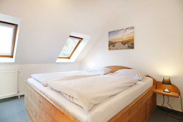 Mariannenweg Whg.13 - Blick in das Schlafzimmer mit einem Doppelbett