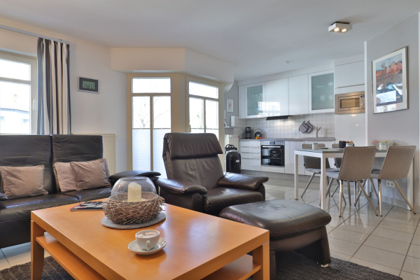 Haus am Meer, Whg.06 - Blick in den offenen Wohn-/ Essbereich mit Küchenzeile