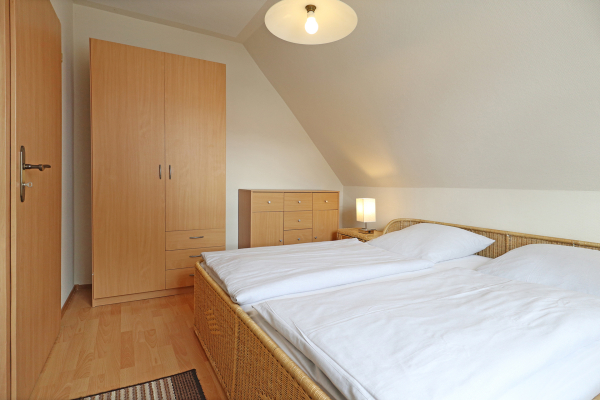 Drews - Blick in das Schlafzimmer mit Doppelbett und Kleiderschrank