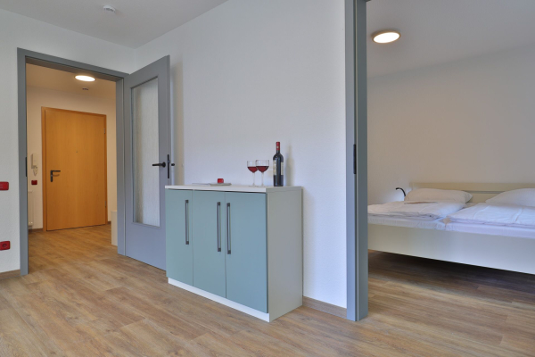 Waldfrieden Whg. 5 - Blick vom Wohnbereich auf den Flur und das Schlafzimmer