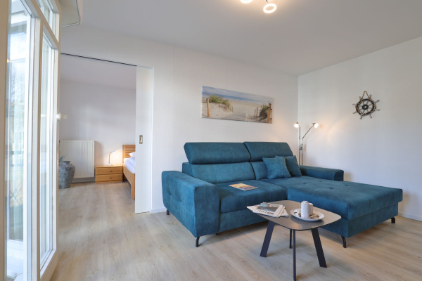 Haus am Meer, Whg.2 - Blick auf den offenen Wohnbereich und das Schlafzimmer