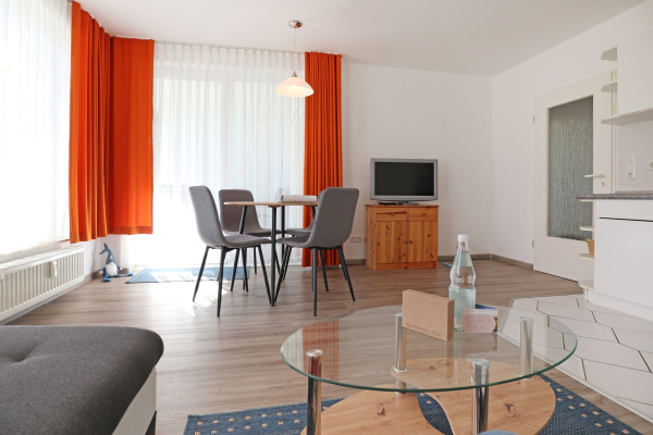 Likedeeler Whg. Li10 - Blick vom Sofa auf den Essbereich