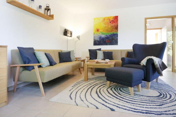 Löönboom - Blick auf den Wohnbereich mit 2 Sofas und einem Sessel