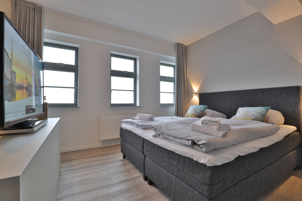 Ohlerich Speicher App.47 - Blick in das Schlafzimmer mit Fernseher