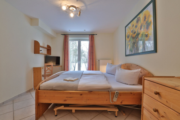 Waterkant 24 - Blick in das große Schlafzimmer mit elektr. verstellbarem Bett