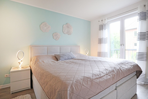 Seeschwalbe Whg. 2 - Blick in das Schlafzimmer mit Boxspringbett